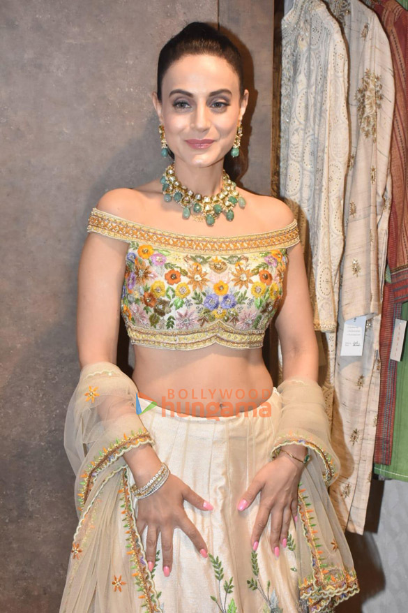 photos ameesha patel snapped in santacruz 3