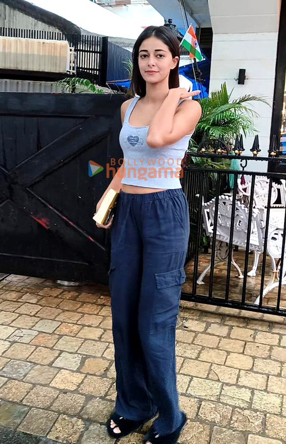 Photos: Ananya Panday spotted at a salon in Bandra Photos: Ananya Panday spotted at a salon in Bandra