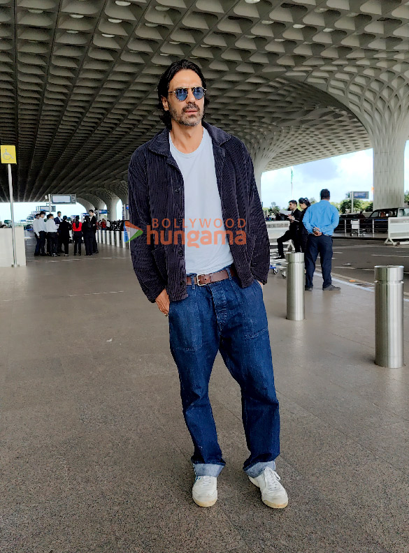 photos arjun rampal and sussanne khan snapped at the airport 1