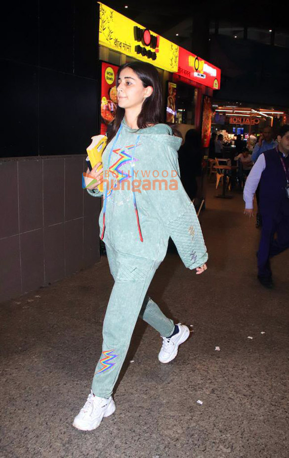 photos ayushmann khurrana and ananya pandey snapped at the airport 4 2