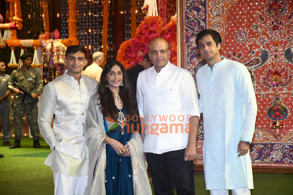 photos celebs arrive at ambanis house for ganpati darshan8 4