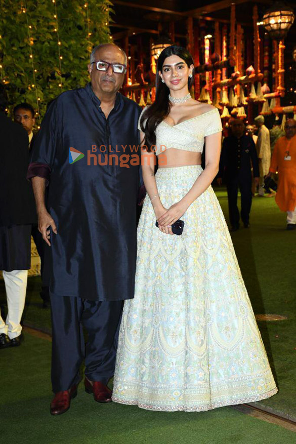 photos celebs arrive at ambanis house for ganpati darshan9 12