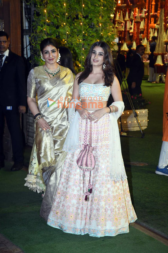 photos celebs arrive at ambanis house for ganpati darshan9 14