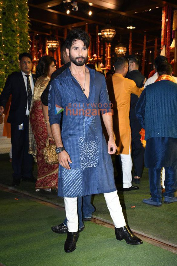 photos celebs arrive at ambanis house for ganpati darshan9 23