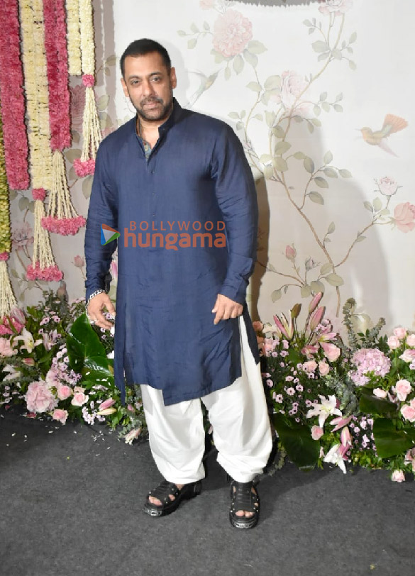 photos celebs arrive at arpita khans house for ganpati darshan 2 4