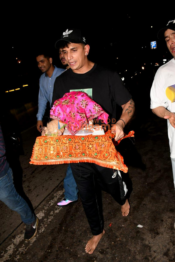 photos celebs snapped bringing lord ganesh idols home to kick start ganesh chaturthi celebrations 4 2