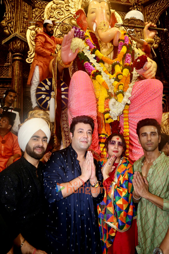 photos fukrey 3 team visit lalbaugcha raja to seek lord ganeshas blessings 3