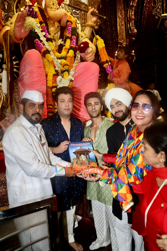 photos fukrey 3 team visit lalbaugcha raja to seek lord ganeshas blessings 4