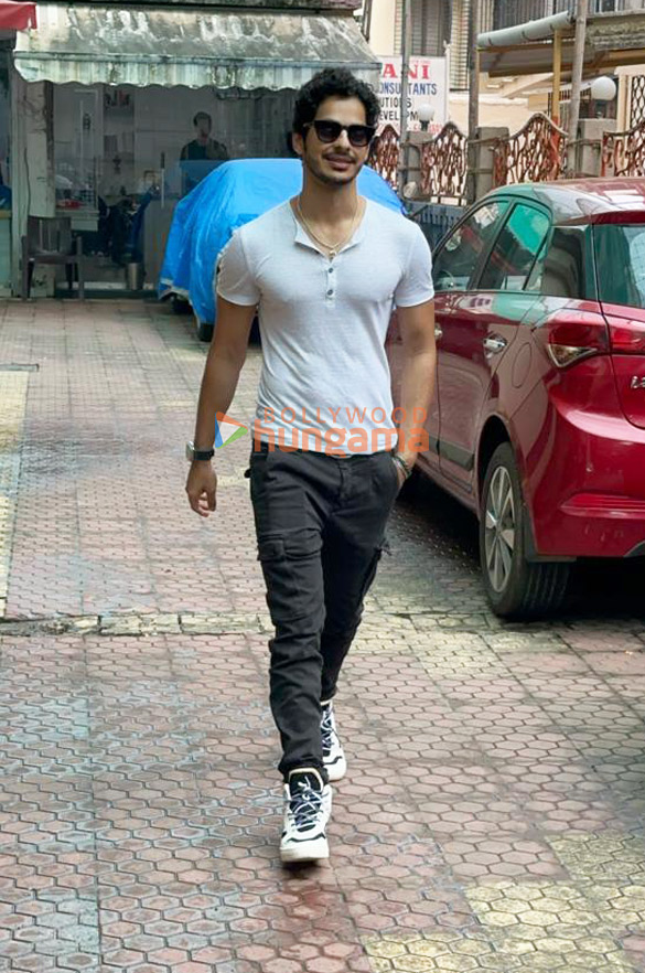 photos ishaan khatter snapped in bandra 1 3