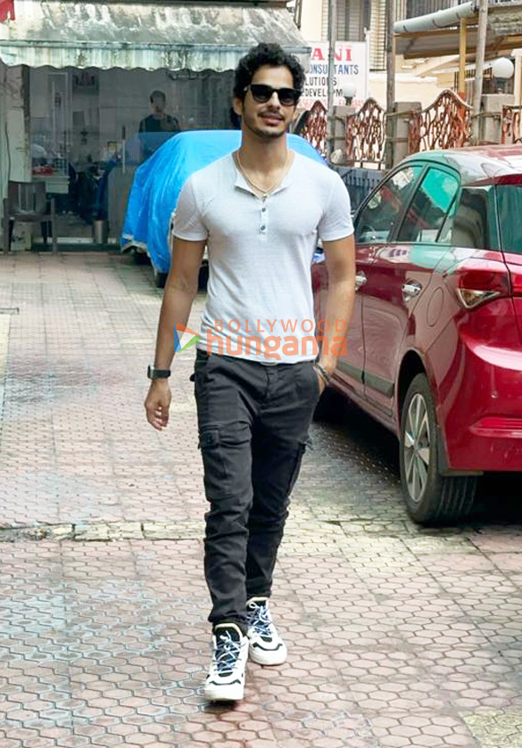 photos ishaan khatter snapped in bandra 3 3