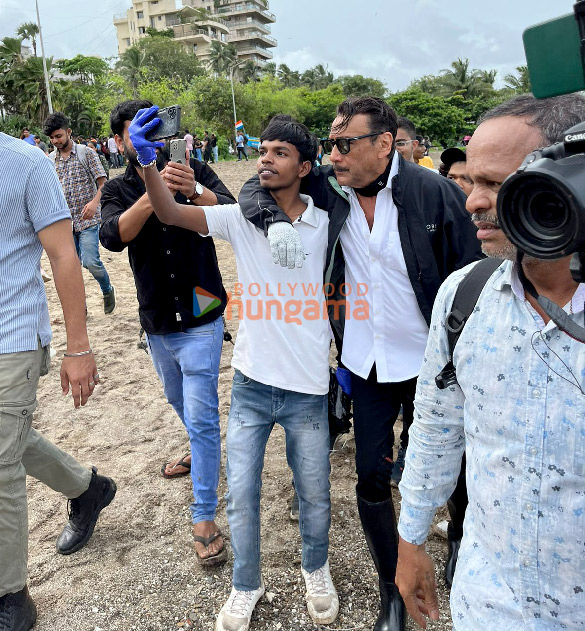 photos jackie shroff joins the initiative of cleaning mumbai beaches 3