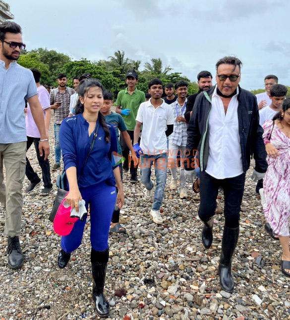 Photos: Jackie Shroff joins the initiative of cleaning Mumbai beaches Photos: Jackie Shroff joins the initiative of cleaning Mumbai beaches