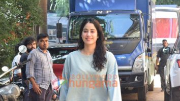Photos: Janhvi Kapoor spotted at shoot location in Grant Road, Mumbai