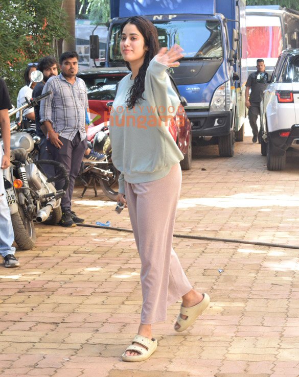 photos janhvi kapoor spotted at shoot location in grant road mumbai 3