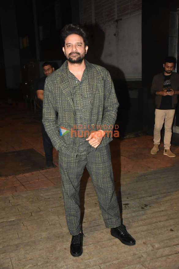 photos kareena kapoor khan vijay varma and jaideep ahlawat snapped at rang mandir in bandra 1