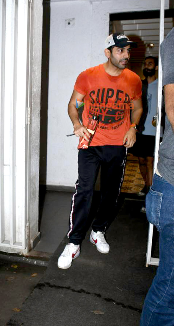 Photos: Kartik Aaryan snapped in Juhu Photos: Kartik Aaryan snapped in Juhu