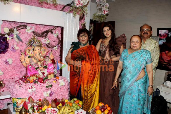 photos madhur bhandarkar and others snapped at ishika tanejas ganpati celebrations 4
