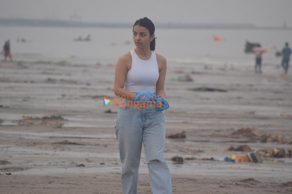 photos mahima makwana starts a beach clean up drive in mumbai post ganpati visarjan 1