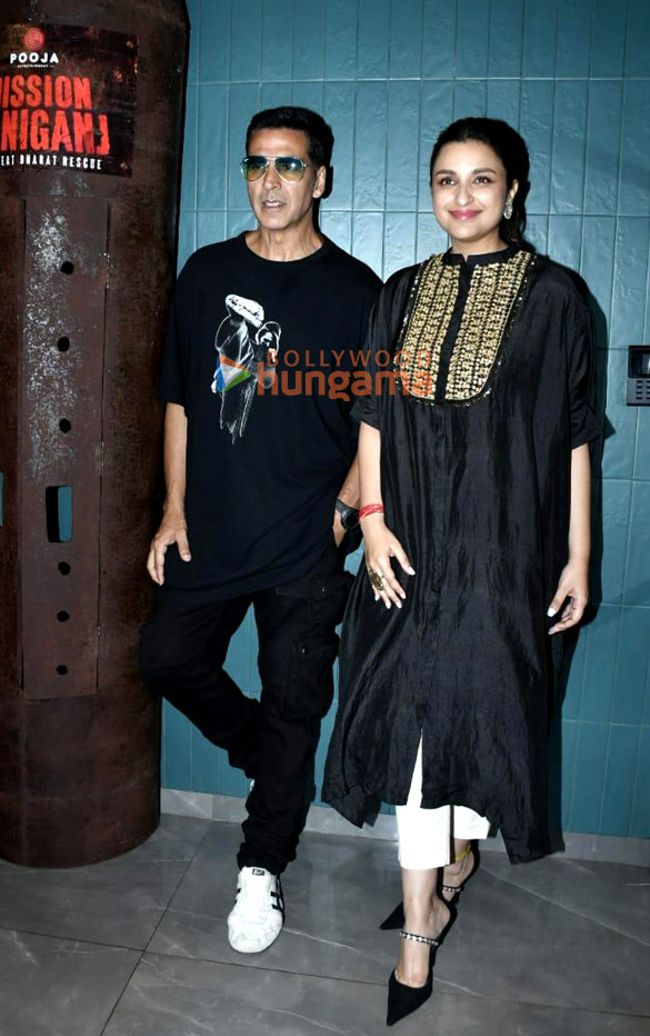 photos mission raniganj stars akshay kumar and parineeti chopra snapped at pooja entertainment office in juhu 6