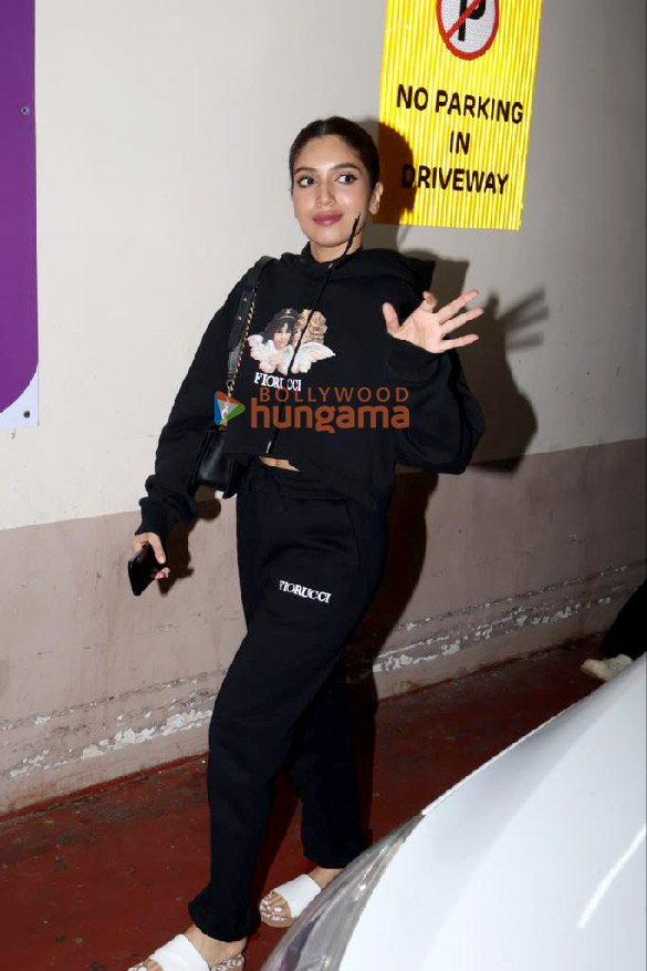 photos nora fatehi bhumi pednekar and manushi chhillar snapped at the airport 5