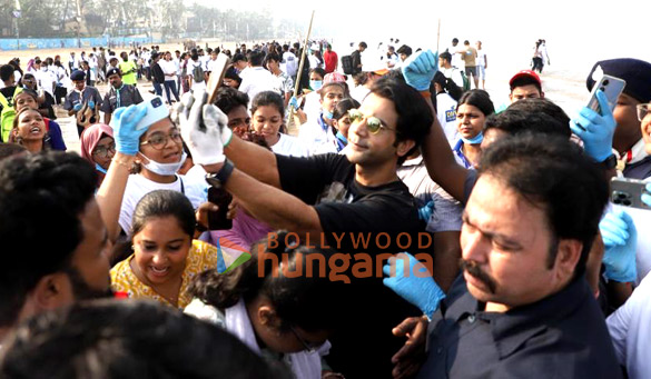 photos rajkummar rao and saiyami kher snapped participating in the beach cleanup drive in juhu 2