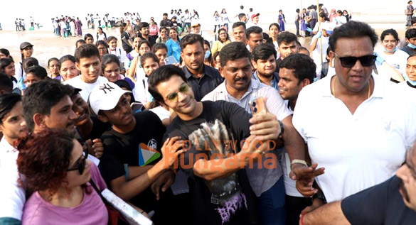 photos rajkummar rao and saiyami kher snapped participating in the beach cleanup drive in juhu 6