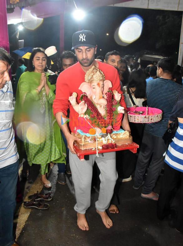photos ranbir kapoor and neetu singh snapped at ganesh visarjan 1
