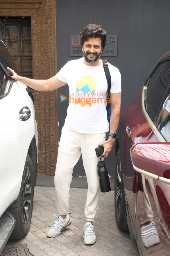 photos riteish deshmukh and genelia dsouza spotted outside the gym 5