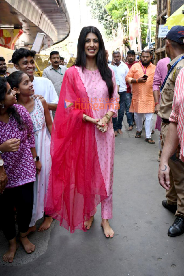 photos sanya malhotra pragya jaiswal and others snapped at lalbaugcha raja 1000 6
