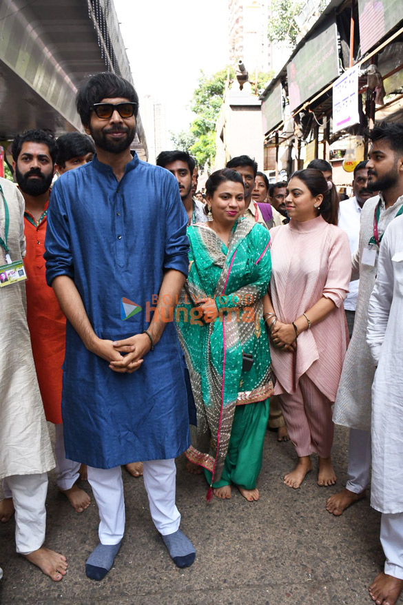 photos sanya malhotra pragya jaiswal and others snapped at lalbaugcha raja 990 3