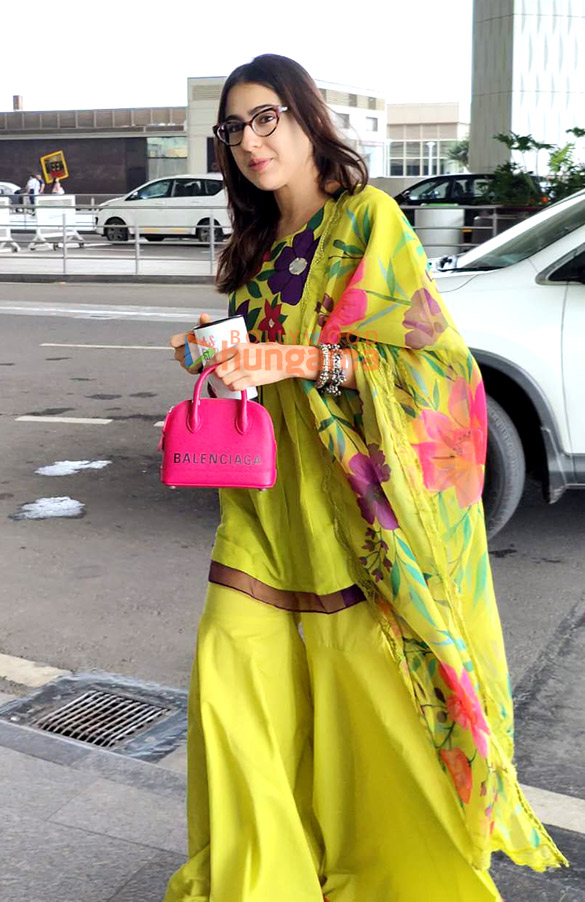 photos sara ali khan juhi chawla mahima makwana and shaan snapped at the airport 1