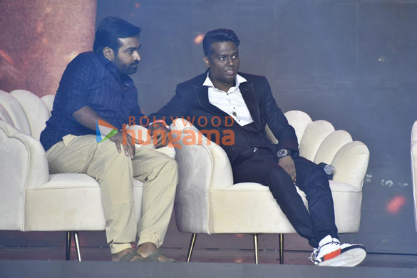 photos shah rukh khan deepika padukone and others snapped at the jawan press conference 007 3