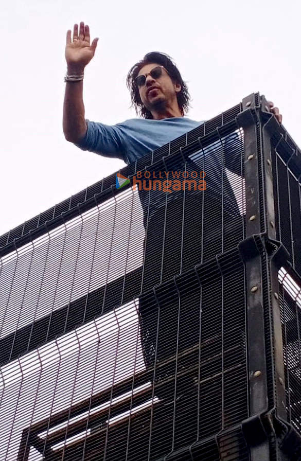 Photos: Shah Rukh Khan greets fans outside Mannat in Mumbai Photos: Shah Rukh Khan greets fans outside Mannat in Mumbai