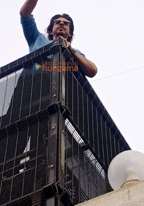 photos shah rukh khan greets fans outside mannat in mumbai 2 3
