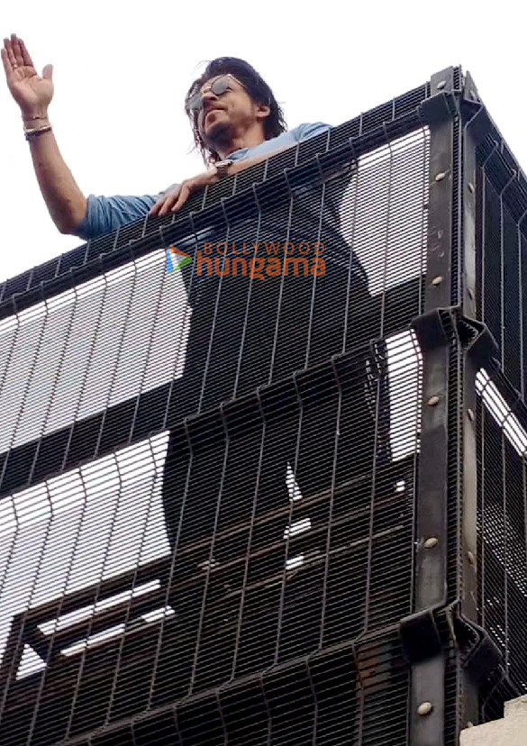 photos shah rukh khan greets fans outside mannat in mumbai 4 3