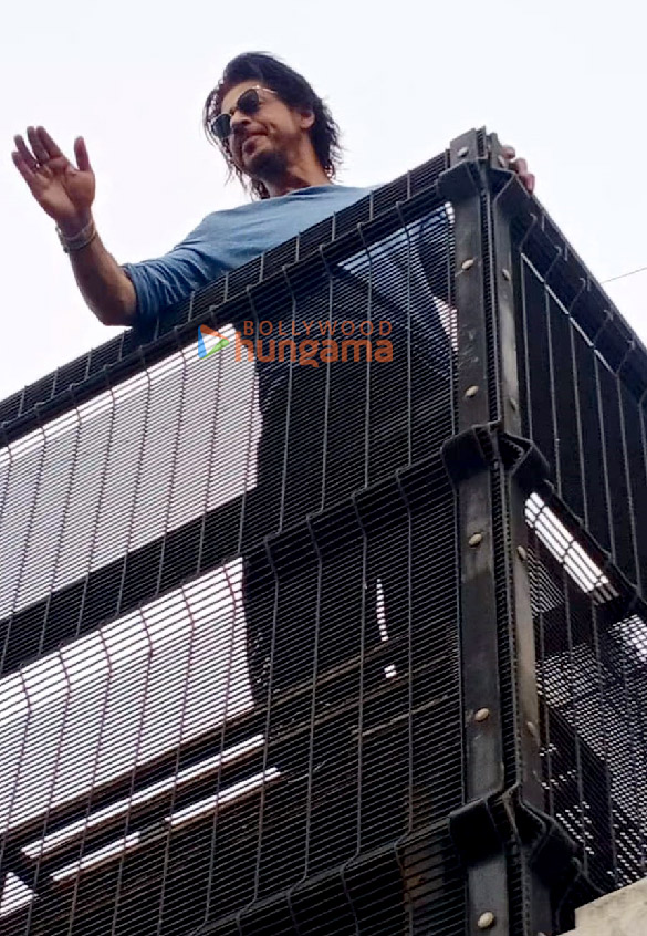 photos shah rukh khan greets fans outside mannat in mumbai 5 3