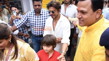 Photos: Shah Rukh Khan snapped at Lalbaugcha Raja