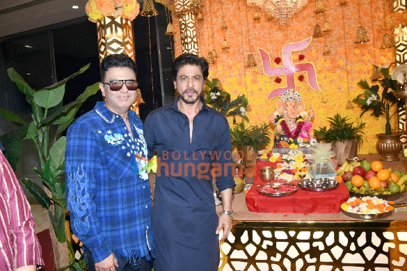 Photos: Shah Rukh Khan snapped at T-Series office for Ganesh Chaturthi celebration Photos: Shah Rukh Khan snapped at T-Series office for Ganesh Chaturthi celebration