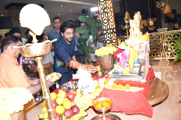 photos shah rukh khan snapped at t series office for ganesh chaturthi celebration 4