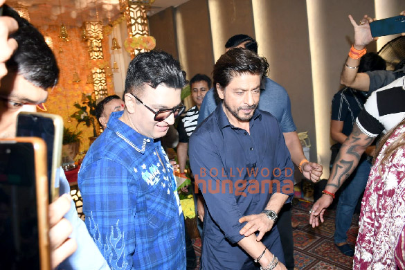 photos shah rukh khan snapped at t series office for ganesh chaturthi celebration 6