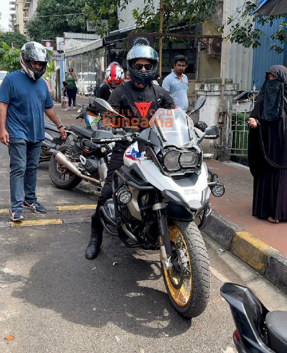 Photos: Shahid Kapoor and Ishaan Khatter snapped in Bandra Photos: Shahid Kapoor and Ishaan Khatter snapped in Bandra