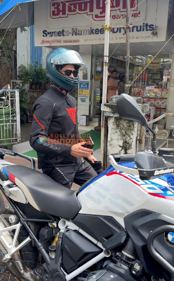photos shahid kapoor and ishaan khatter snapped in bandra 6