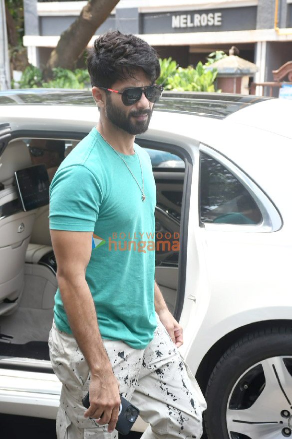photos shahid kapoor spotted at a cafe 3