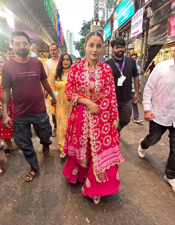 Photos: Shehnaaz Gill snapped at Lalbaugcha Raja Photos: Shehnaaz Gill snapped at Lalbaugcha Raja