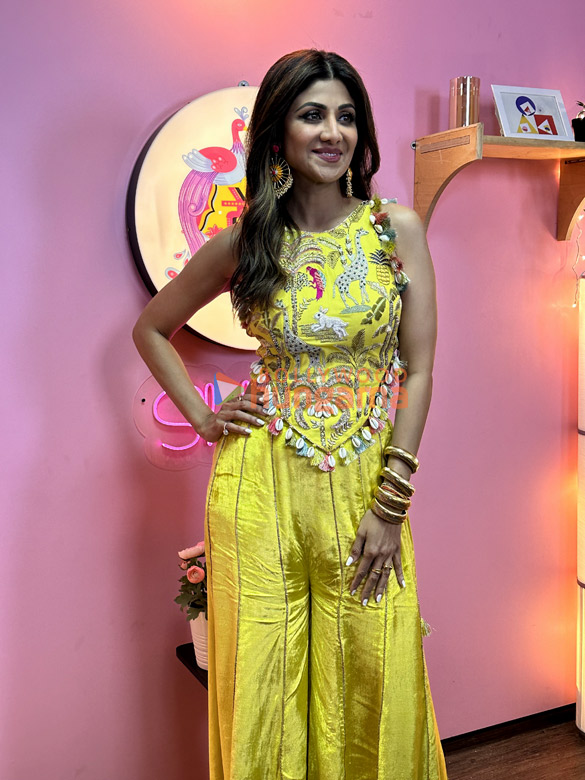 photos shilpa shetty snapped at shehnaaz gills chat show desi vibes 6
