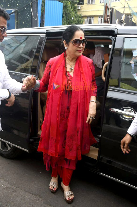photos shilpa shetty with family spotted in bandra 6