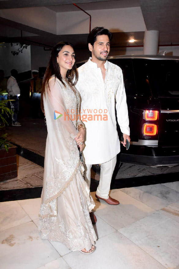 Photos: Sidharth Malhotra, Kiara Advani, Kartik Aaryan and others snapped at Manish Malhotra’s house in Bandra Photos: Sidharth Malhotra, Kiara Advani, Kartik Aaryan and others snapped at Manish Malhotra’s house in Bandra
