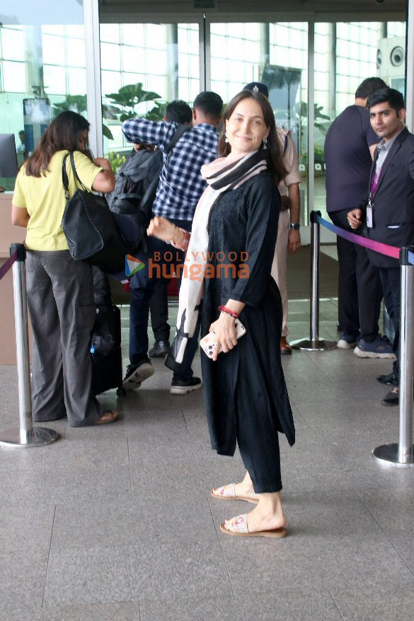 photos sunny leone elli avrram and pragya jaiswal snapped at the airport 2
