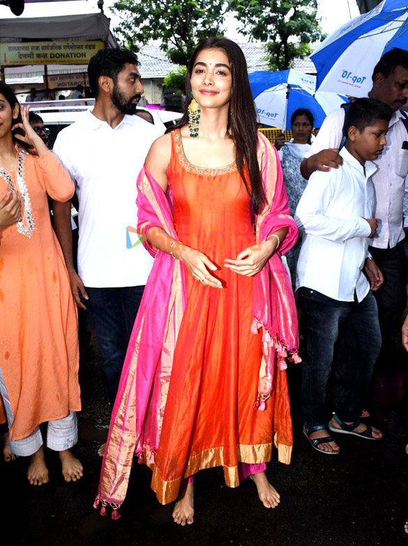 photos sunny leone mahima makwana and others snapped at lalbaugcha raja 14