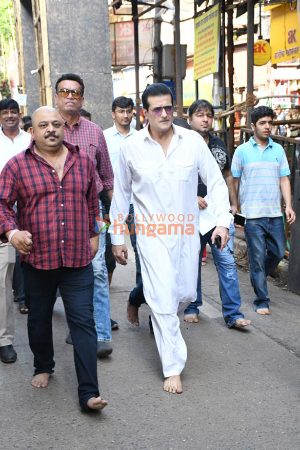 photos tusshar kapoor sherlyn chopra and others snapped at lalbaugcha raja 1100 2